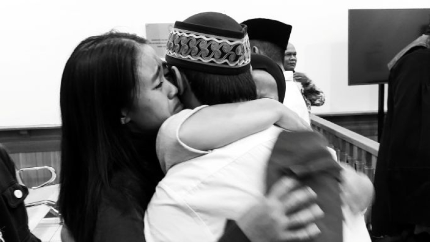 Suasana setelah persidangan agenda tuntutan jaksa di PN Bandung, Kamis, 15 Januari 2026. (Foto: Awla Rajul/BandungBergerak)