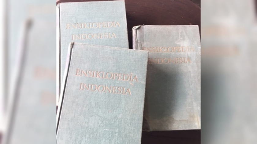 Tiga jilid Ensiklopedia Indonesia karya T. S. G. Mulia (Todung Sutan Gunung Mulia). (Foto: Anton Solihin)