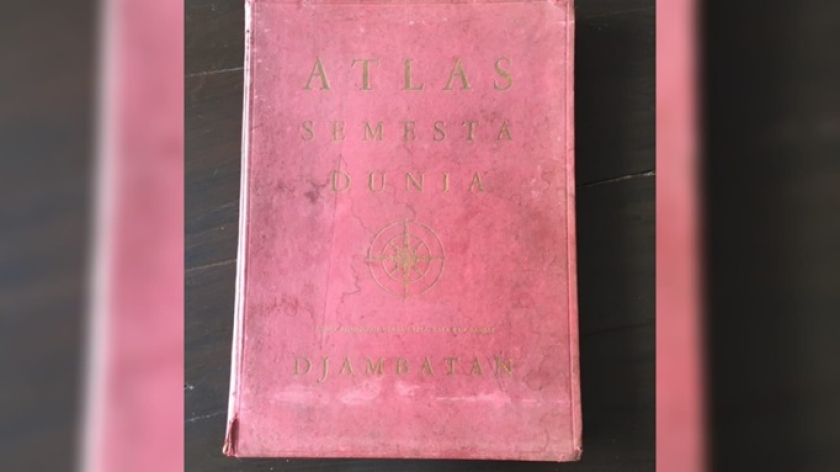 Atlas Semesta Dunia ini&ndash;Dunia Dilukiskan dengan Peta, Kata dan Gambar karya Adinegoro dkk. (Foto: Anton Solihin)