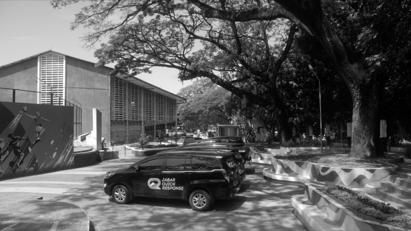 Mobil operasional JQR terparkir di kompleks GOR Saparua, Bandung, Senin, 3 Juli 2023. (Foto: Prima Mulia/BandungBergerak)