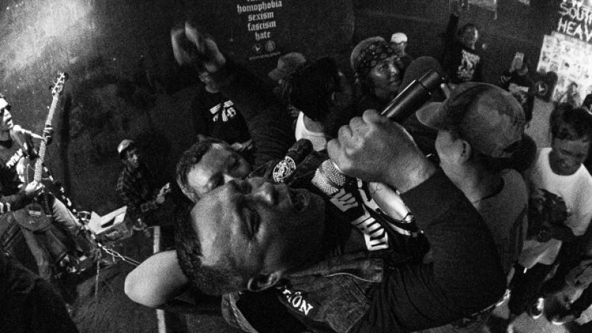 Vokalis Total Moron melakukan Stage Dive di area penonton pada acara Distorside Showcase, Kabupaten Bandung, 4 Januari 2026. (Foto: Insan Radhyan/BandungBergerak)