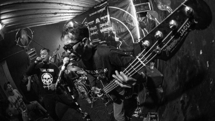 Penampilan Total Moron di acara Distorside Showcase, South of Heaven, Kabupaten Bandung, 4 Januari 2026. (Foto: Insan Radhyan/BandungBergerak)