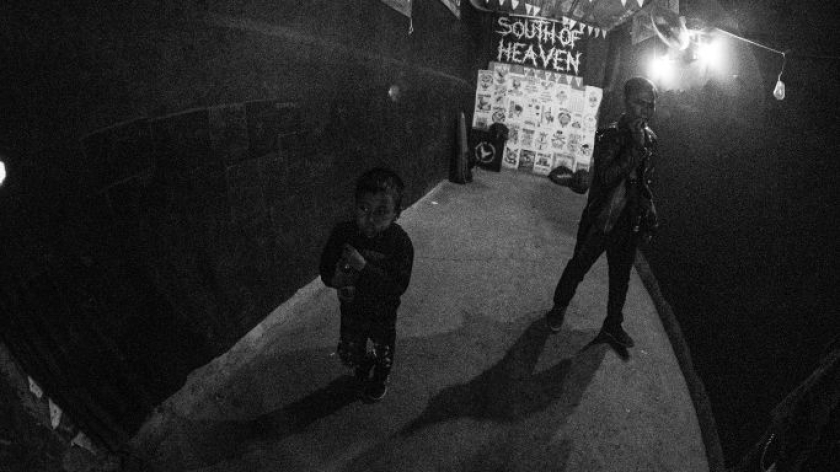 Anak kecil menonton gigs dari kejauhan di acara Distorside Showcase, South of Heaven, 4 Januari 2026. (Foto: Insan Radhyan/BandungBergerak)