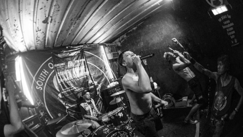 Siasats, band tuan rumah pada acara kali ini menunjukkan tajinya, 4 Januari 2026. (Foto: Insan Radhyan/BandungBergerak)