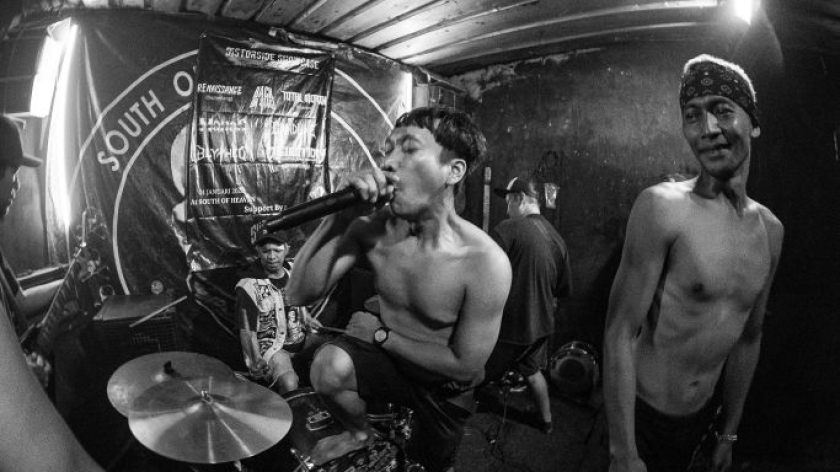 Penampilan band Siasats pada acara Distorside Showcase, South of Heaven, 4 Januari 2026. (Foto: Insan Radhyan/BandungBergerak)