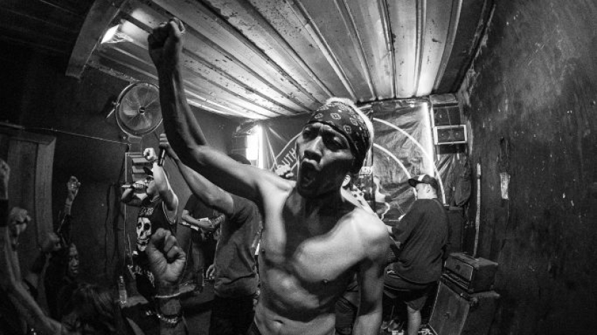 Seorang anak kecil ikut menikmati acara ini bersama ayahnya, di South of Heaven, 4 Januari 2026. (Foto: Insan Radhyan/BandungBergerak)