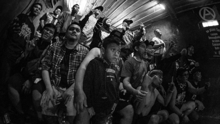 Seorang penonton ikut bernyanyi di atas panggung, 4 Januari 2026. (Foto: Insan Radhyan/BandungBergerak)