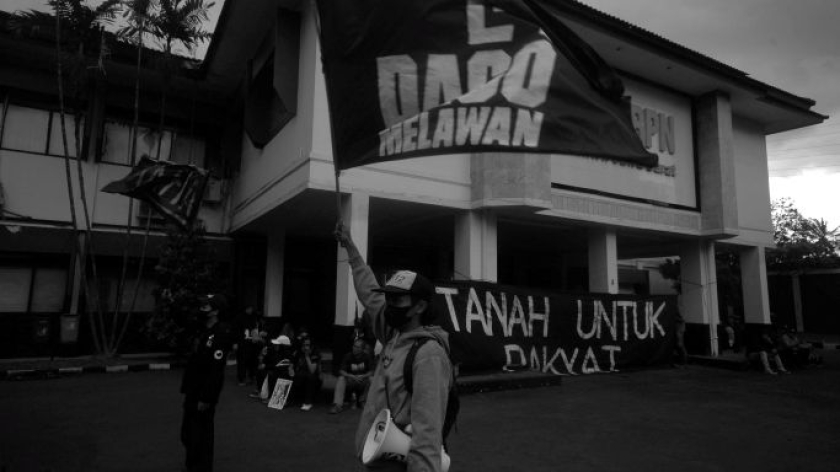 Warga dari Forum Dago Melawan mendatangi ATR/BPN Kantor Wilayah Jawa Barat di Bandung, sebagai bentuk pengawalan dan pemantauan Peninjauan Kembali kedua konflik agraria Dago Elos di Mahkamah Agung, 20 Januari 2026.  (Foto: Prima Mulia/BandungBergerak)