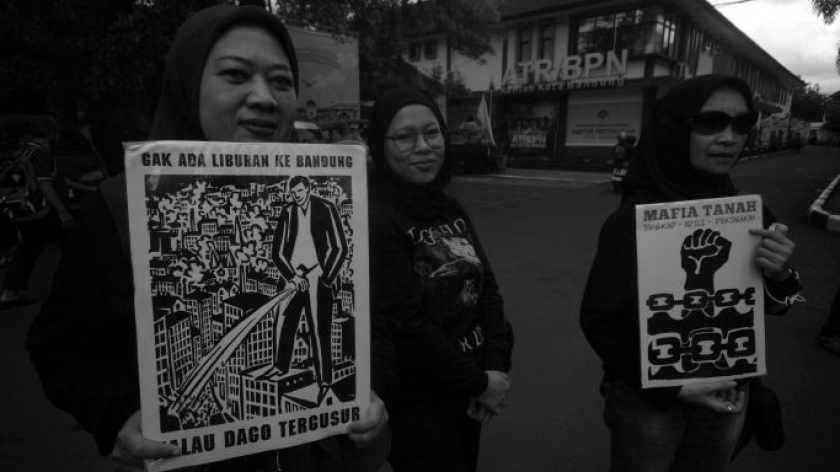 Warga dari Forum Dago Melawan mendatangi ATR/BPN Kantor Wilayah Jawa Barat di Bandung, sebagai bentuk pengawalan dan pemantauan Peninjauan Kembali kedua konflik agraria Dago Elos di Mahkamah Agung, 20 Januari 2026.  (Foto: Prima Mulia/BandungBergerak)