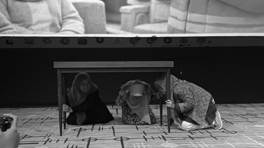 Perwakilan siswa mengikuti simulasi berlindung dari bencana gempa di aula Bandung Creative Hub, Rabu, 21 Januari 2026. (Foto: Riani Alya/BandungBergerak)