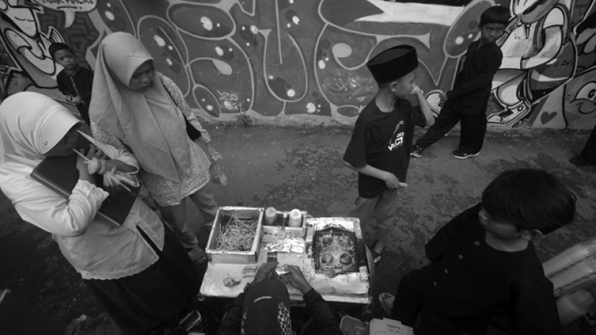 Burhan atau Mang Bokir di SDN 249 Astananyar, Bandung, Desember 2025. (Foto: Prima Mulia/BandungBergerak)