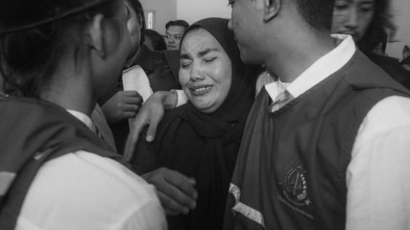 Tangisan pecah di luar ruang sidang setelah para pencari keadilan dituntut satu tahun penjara. (Foto: Virliya Putricantika/BandungBergerak)