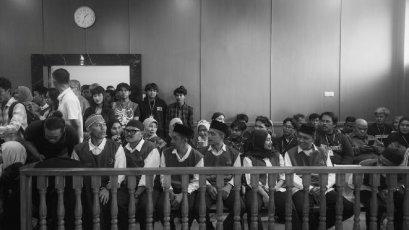 Dukungan kawan-kawan solidaritas ikut mengawal sidang tuntutan. (Foto: Virliya Putricantika/BandungBergerak)