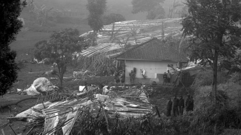 Longsor menyapu kampung di Desa Pasirlangu, Kecamatan Cisarua, Kabupaten Bandung Barat, 24 Januari 2026. (Foto: Prima Mulia/BandungBergerak)