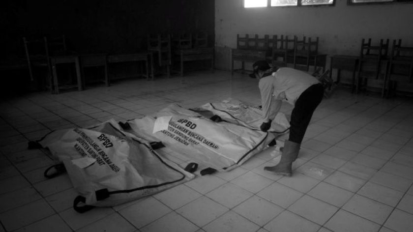 Korban longsor di Desa Pasirlangu, Kecamatan Cisarua, Kabupaten Bandung Barat, 24 Januari 2026. (Foto: Prima Mulia/BandungBergerak)