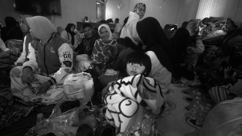 Korban longsor yang mengungsi di Desa Pasirlangu, Kecamatan Cisarua, Kabupaten Bandung Barat, 24 Januari 2026. (Foto: Prima Mulia/BandungBergerak)