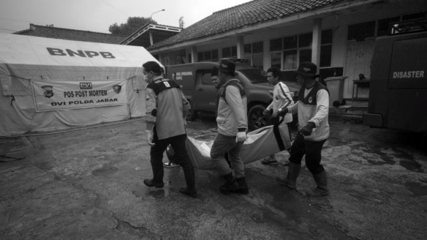 Korban longsor di Desa Pasirlangu, Kecamatan Cisarua, Kabupaten Bandung Barat, 24 Januari 2026. (Foto: Prima Mulia/BandungBergerak)