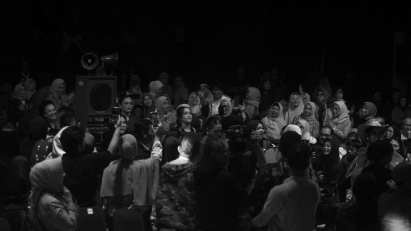 Para pegiat seni budaya dari Puspa Karima memainkan kesenian calung dalam pagelaran tunggal Wanoja Sadayana Gelar Geunjleung Puspa Karima di Graha Sanusi Hardjadinata, Universitas Padjadjaran, Bandung, 23 Januari 2026. (Foto: Prima Mulia/BandungBergerak)