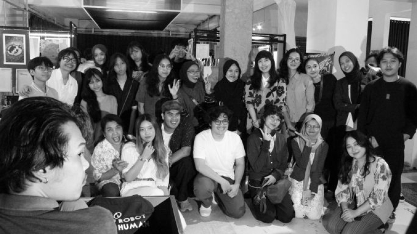 Para pameris Anima Animo berfoto bersama yang tidak terhalang usia dari anak-anak hingga orang tua, Bandung, 22 Januari 2026. (Foto: Maisan Rachman/BandungBergerak)