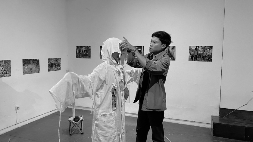 Sajian seni performa Walk with Me, Ciburial, Senin, 26 Januari 2026 di Ciburial, Bandung. (Foto: Yopi Muharam/BandungBergerak)