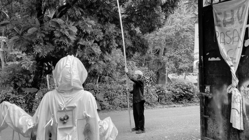 Menyusuri jalanan kampung, menghirup keseharian warga Ciburial. (Foto: Yopi Muharam/BandungBergerak)