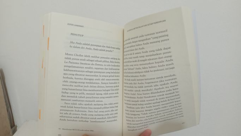 Buku Ada Serigala Betina Dalam Diri Setiap Perempuan, penulis Ester Lianawati, (Juli 2025). (Foto: Retna Gemilang/BandungBergerak)