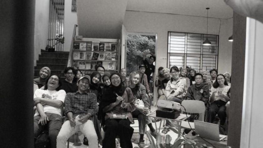 Foto bersama diskusi Mempertanyakan Kecerdasan Buatan di Perpustakaan Bunga di Tembok, Bandung, Sabtu, 31 Januari 2026. (Foto: Maisan Rachman/BandungBergerak)