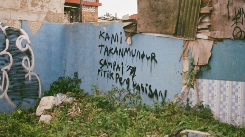Di Sukahaji, pesan-pesan penolakan penggusuran muncul di dinding-dinding permukiman warga dan puing-puing penggusuran. (Foto: Firall Ar Dunda)