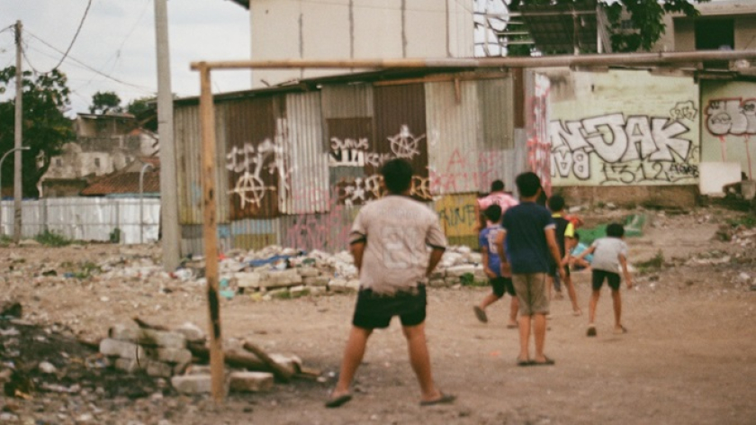Di tengah konflik yang belum selesai, anak-anak tetap menemukan caranya sendiri untuk bermain dan bertahan. (Foto: Firall Ar Dunda)