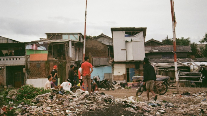 Di lapangan lokasi penggusuran Sukahaji, warga setempat memanfaatkan ruang tersisa untuk balapan merpati. (Foto: Firall Ar Dunda)  