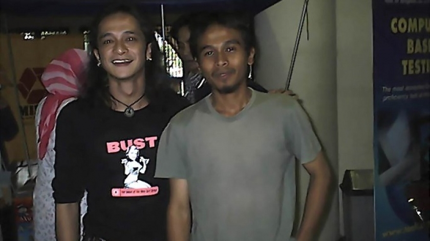 Di sela-sela istirahat saat melapak buku di satu pameran di Sabuga, saya sempat bertemu dan berfoto bareng Andy Rif. (Sumber: Deni Rachman).
