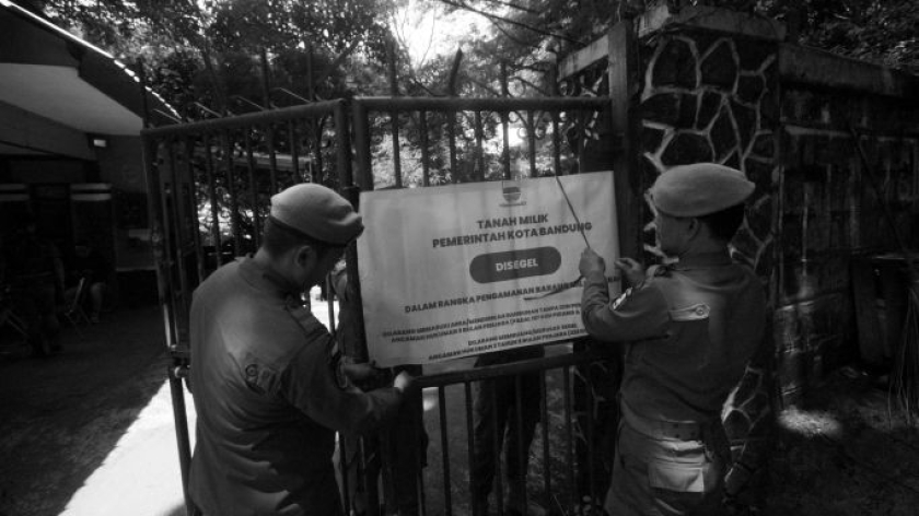 Bandung Zoo disegel oleh Pemerintah Kota Bandung, 5 Februari 2026. Pemerintah mengklaim sebagai pemilik lahan Kebun Binatang Bandung. (Foto: Prima Mulia/BandungBergerak)