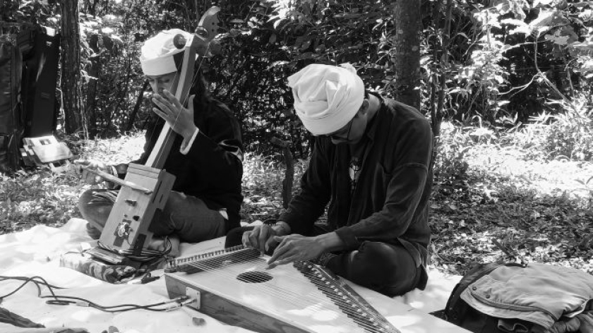 Tarawangsa Astangkara mengayunkan melodi rebab jangkung dan memetikan kecapi di Kama Karsa Dago Pakar, Bandung, Minggu, 1 Februari 2025. (Foto: Insan Radhyan/BandungBergerak)