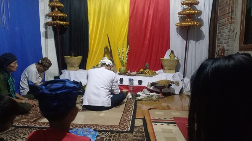 Suasana acara Bhaktimantha Purnamakala (Purnamaan) di Sanggar Seni Reat Tibelat-Padepokan Bumi Ageung Saketi. (Foto: Topik Mulyana)