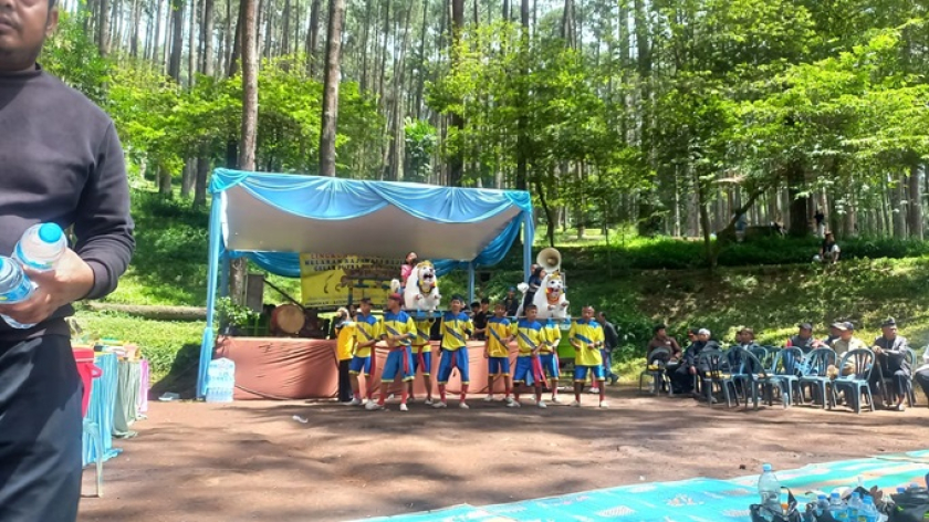 Atraksi Sisingaan dalam acara Ruwatan Ageung Gunung Manglayang. (Foto: Topik Mulyana)
