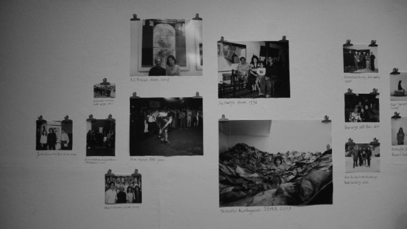 Selasar Sunaryo Art Space memamerkan sebagian kecil dari buku Indonesia Art World yang merupakan dokumentasi Melani Setiawan bersama karya seni dan senimannya, Kamis, 22 Januari 2026. (Foto: Muhammad Andika Putra Nugraha/BandungBergerak)