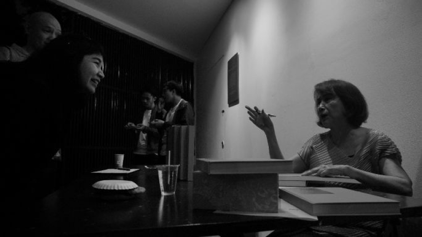 Melani Setiawan dan Artati Sirman di Bale Paragon, Selasar Sunaryo Art Space, Kamis, 22 Januari 2026. (Foto: Muhammad Andika Putra Nugraha/BandungBergerak)