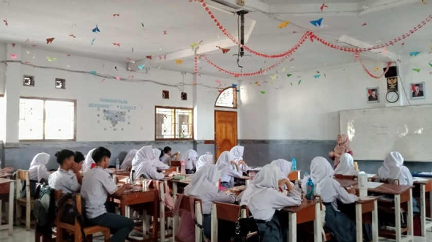 Suasana kelas saat menyimpulkan materi pembelajaran mengenai sastra berlatar sejarah Orde Lama dan Orde Baru. (Foto: Dokumentasi Nurul Maria Sisilia) 