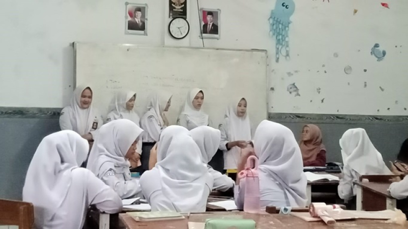 Siswa sedang mempresentasikan hasil diskusi kelompok di depan kelas. (Foto: Dokumentasi Nurul Maria Sisilia)