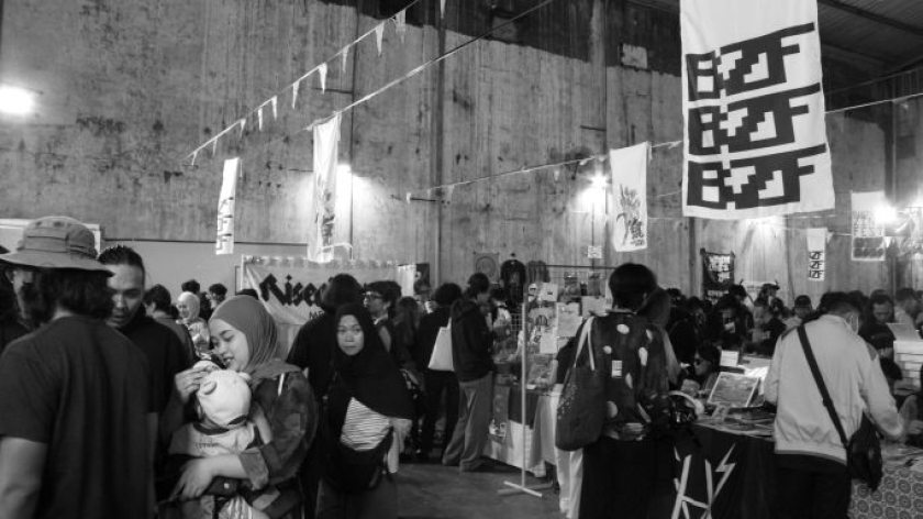 Suasana hari pertama Bandung Zine Fest yang bertempat di Galeri Seni Tjap Sahabat, Jalan Cibadak 168A Bandung, 7 Februari 2026. (Foto: Maisan Rachman/BandungBergerak)