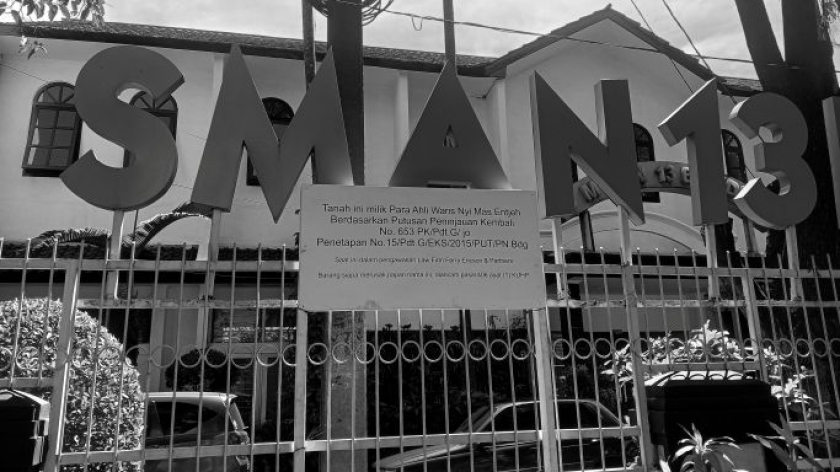 Papan pemberitahuan tentang sengketa tanah terpasang di depan SMAN 13 Bandung, Jalan Cibeureum, 11 Februari 2026. (Foto: Insan Radhyan/BandungBergerak)