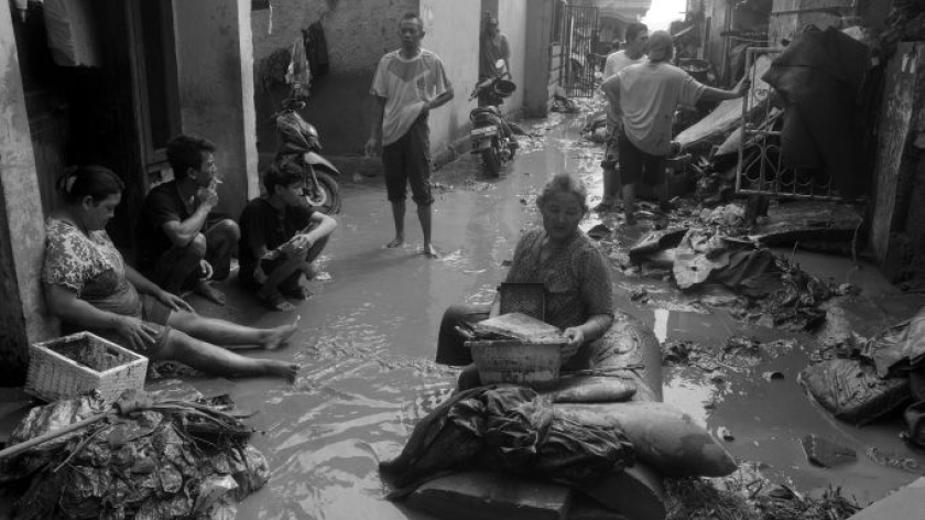 Penuh lumpur. Banjir di Kampung Bojong Keusik, Desa Bojong, Kecamatan Majalaya, Kabupaten Bandung, Kamis dini hari, 12 Februari 2026. (Foto: Prima Mulia/BandungBergerak) 