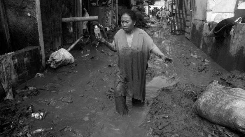Hanya pakaian tersisa. Banjir di Kampung Bojong Keusik, Desa Bojong, Kecamatan Majalaya, Kabupaten Bandung, Kamis dini hari, 12 Februari 2026. (Foto: Prima Mulia/BandungBergerak) 