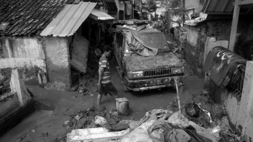Mobil terendam. Banjir di Kampung Bojong Keusik, Desa Bojong, Kecamatan Majalaya, Kabupaten Bandung, Kamis dini hari, 12 Februari 2026. (Foto: Prima Mulia/BandungBergerak) 