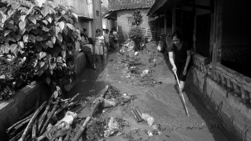 Bersihkan lumpur. Banjir di Kampung Bojong Keusik, Desa Bojong, Kecamatan Majalaya, Kabupaten Bandung, Kamis dini hari, 12 Februari 2026. (Foto: Prima Mulia/BandungBergerak) 