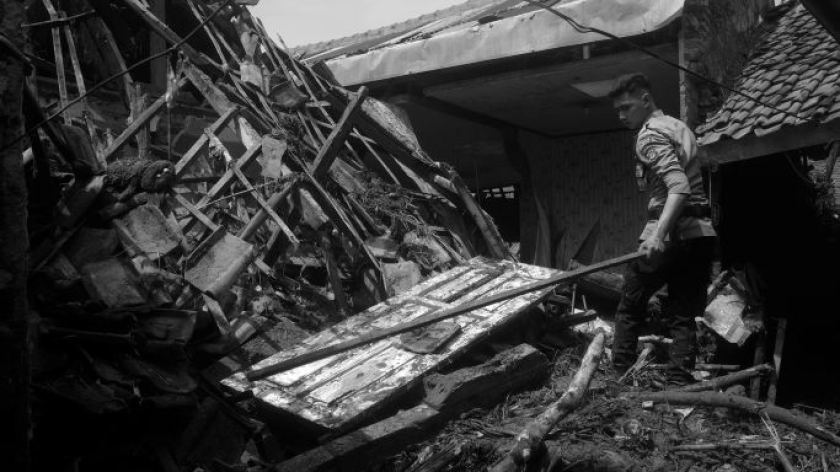 Rumah roboh. Banjir di Kampung Bojong Keusik, Desa Bojong, Kecamatan Majalaya, Kabupaten Bandung, Kamis dini hari, 12 Februari 2026. (Foto: Prima Mulia/BandungBergerak) 