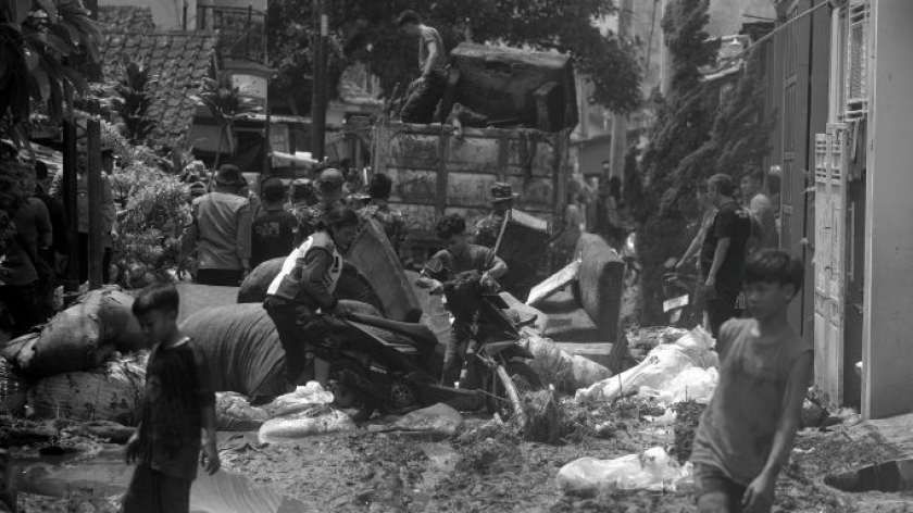 Jalan desa. Banjir di Kampung Bojong Keusik, Desa Bojong, Kecamatan Majalaya, Kabupaten Bandung, Kamis dini hari, 12 Februari 2026. (Foto: Prima Mulia/BandungBergerak) 