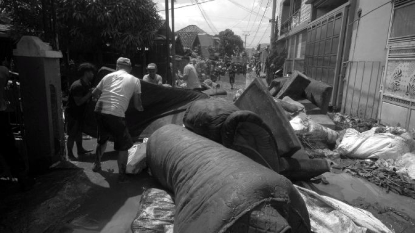 Buang kasur. Banjir di Kampung Bojong Keusik, Desa Bojong, Kecamatan Majalaya, Kabupaten Bandung, Kamis dini hari, 12 Februari 2026. (Foto: Prima Mulia/BandungBergerak) 