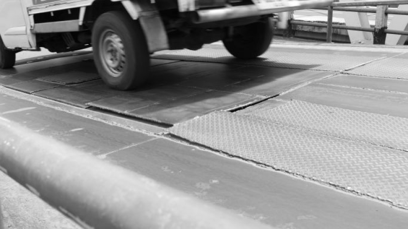 Jembatan Sasak Geulis di Dayeuhkolot, Kabupaten Bandung, Sabtu, 7 Februari 2026. (Foto: Maisan Rachman/BandungBergerak)