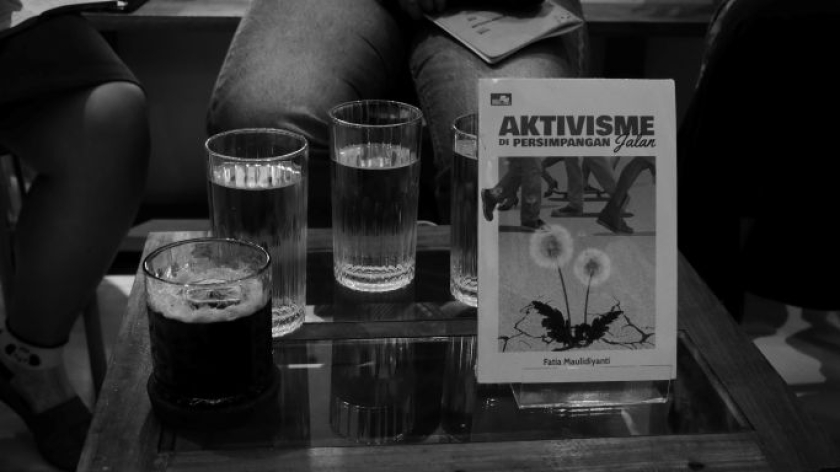 Buku Aktivisme di Persimpangan Jalan karya Fatia Maulidiyanti di Perpustakaan Bunga di Tembok, Bandung, Rabu, 18 Februari 2026. (Foto: Fitri Amanda/BandungBergerak)